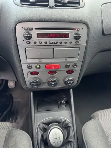 Alfa Romeo 147 view 3