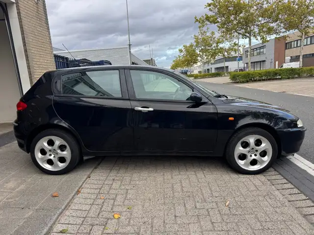 Alfa Romeo 147 view 13
