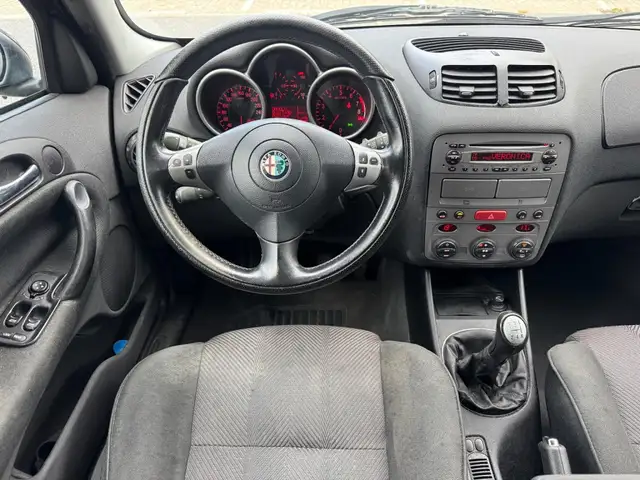 Alfa Romeo 147 view 2
