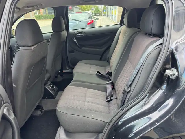 Alfa Romeo 147 view 12