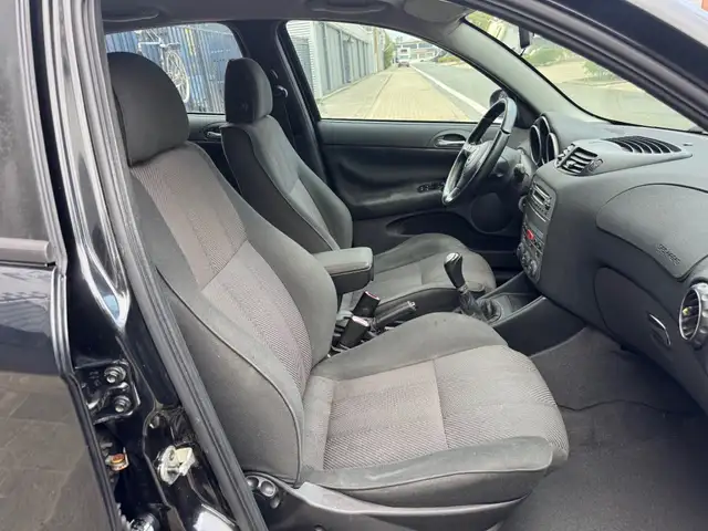 Alfa Romeo 147 view 9