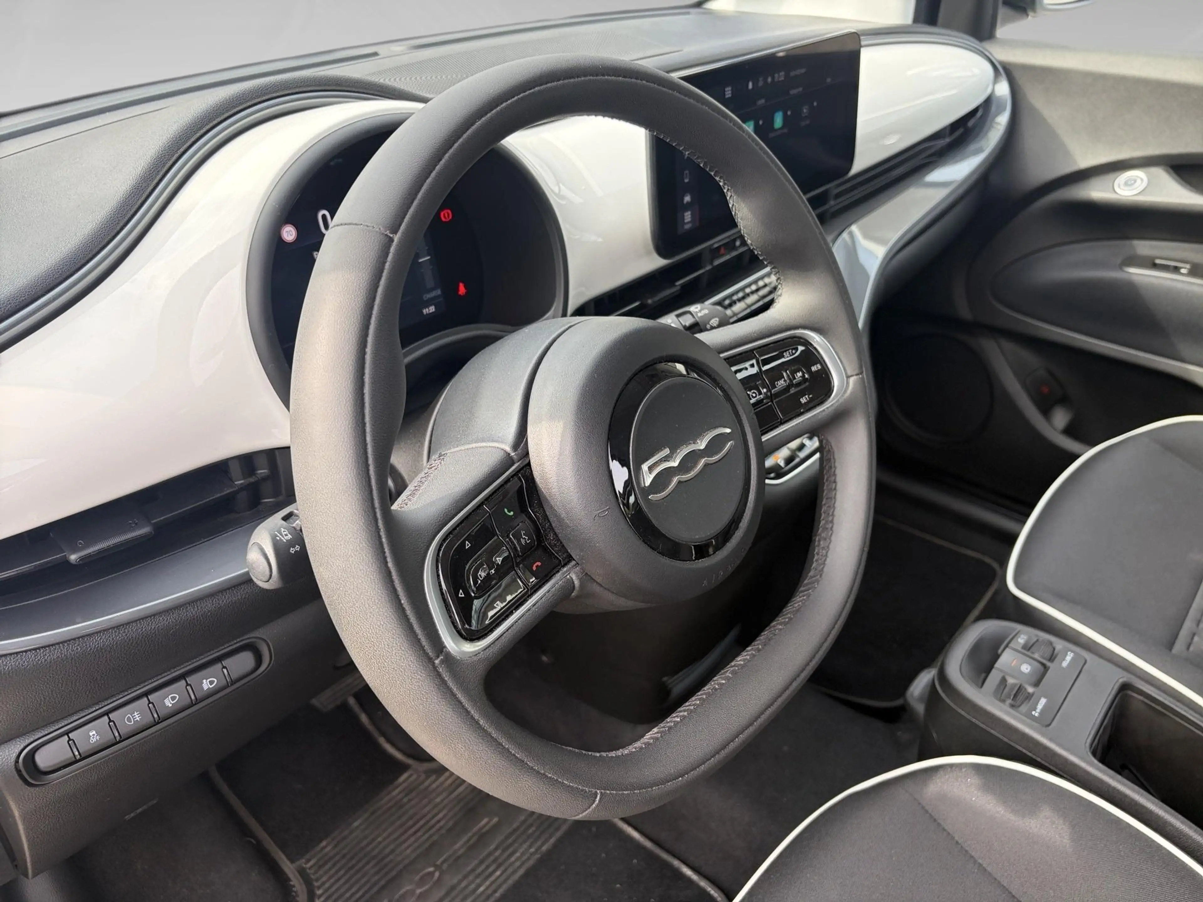 Fiat 500e 500e 42 kWh LIMO — photo 8