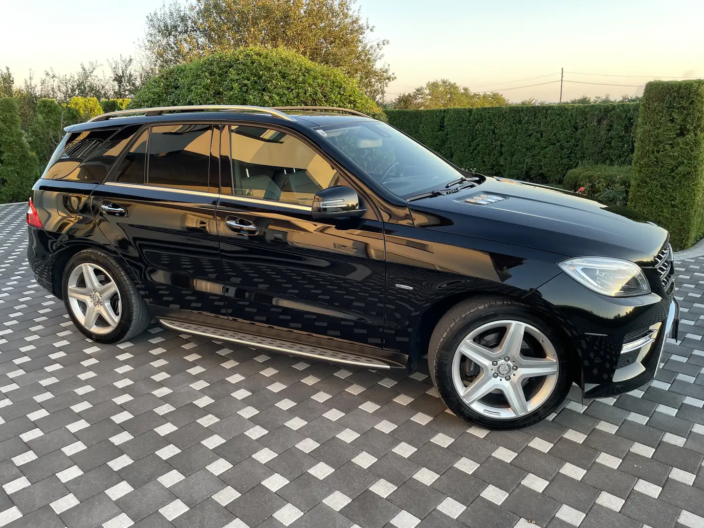 Mercedes-Benz ML 350 BlueTEC 4MATIC Aut. DPF / AMG Paket Schwarz - 2