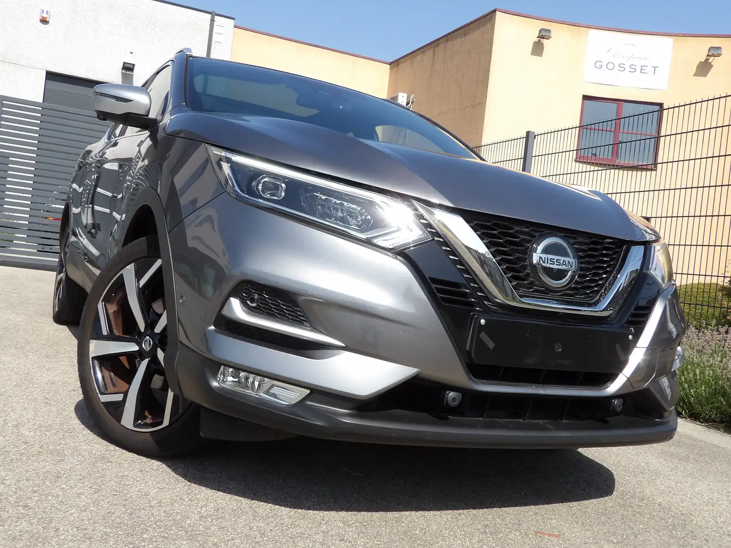 Nissan Qashqai Qashqai 1.3 DIG-T TEKNA+ Grijs - 1