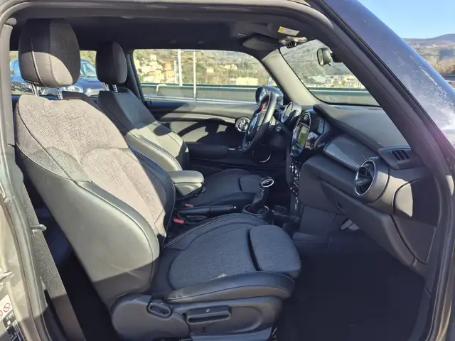 Mini Hatch view 9