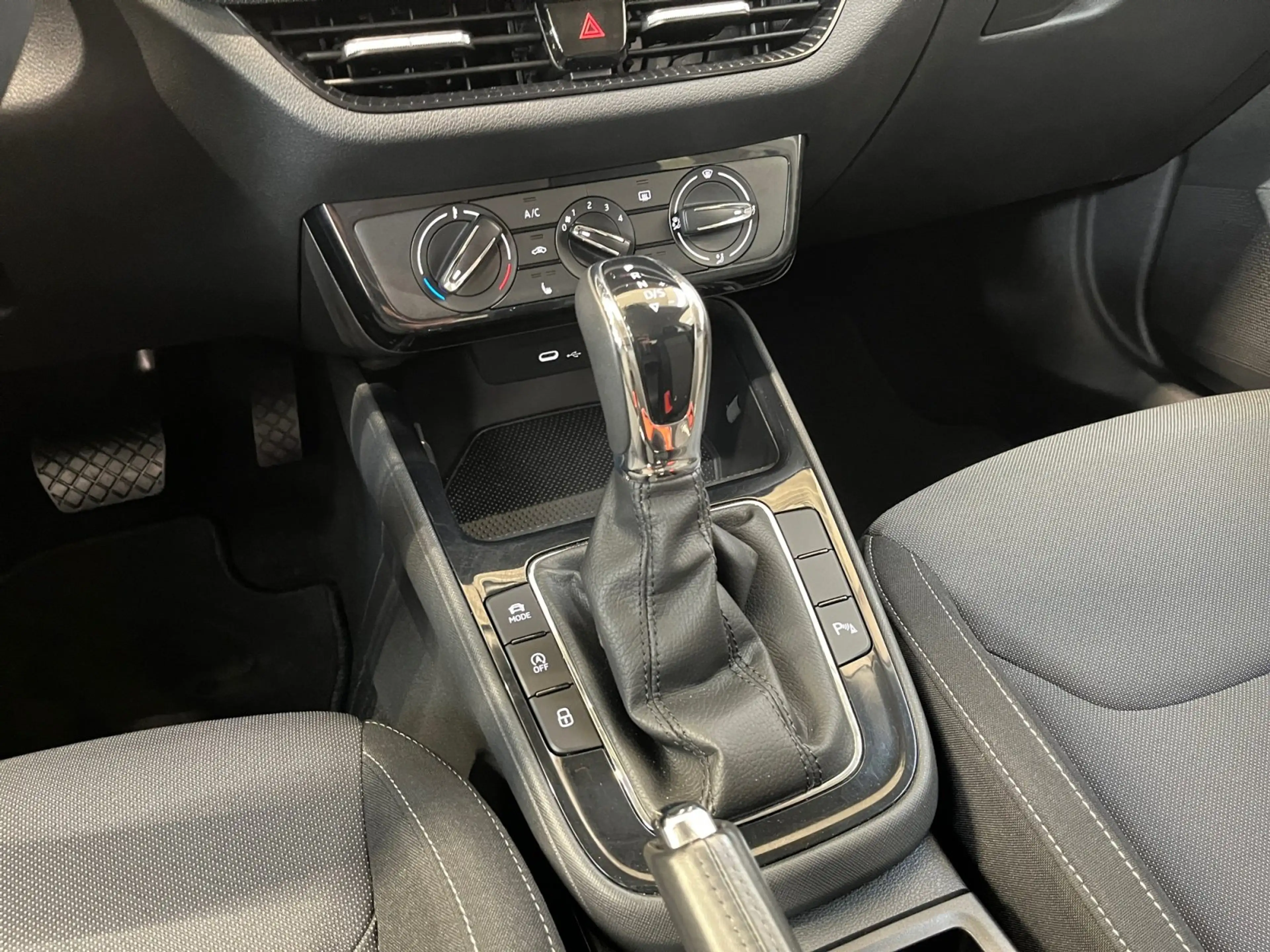 Skoda Fabia Drive 1.0 TSI DSG FernlichtAssist Kamera — photo 11