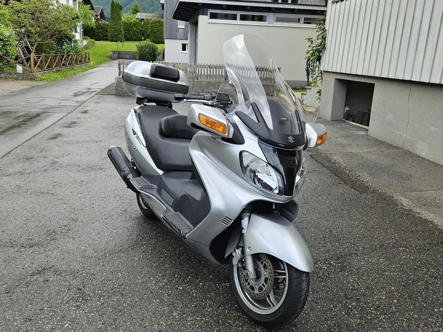 Suzuki Burgman 650 Silber - 1