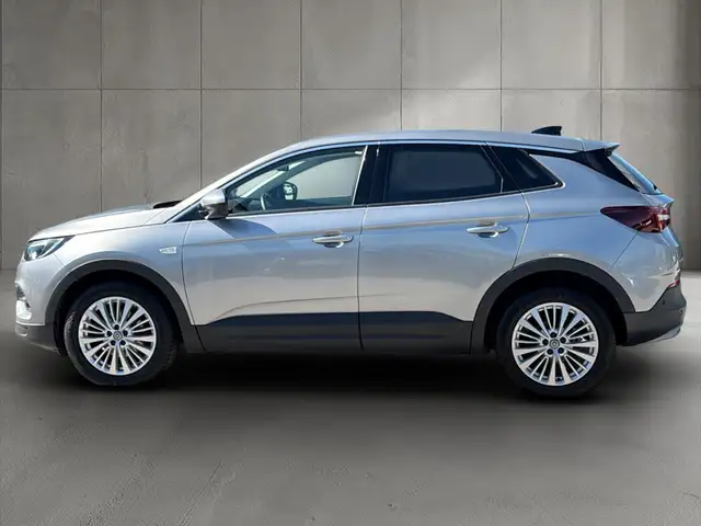 Opel Grandland view 3
