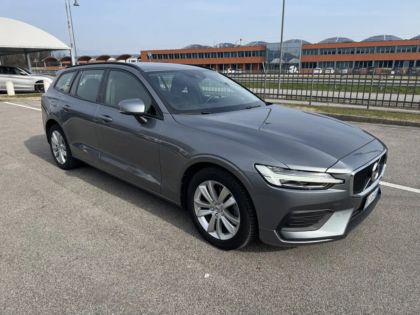 Volvo V60 B4 (Diesel/Hybrid) Momentum Business Gris - 2