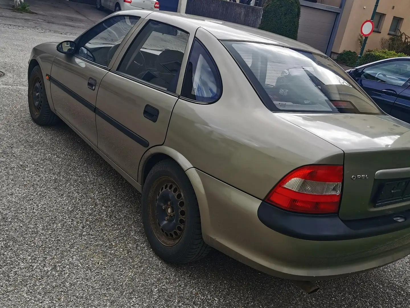 Opel Vectra 1.6 Komfort Bej - 2