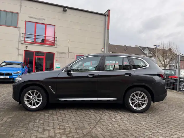 BMW X3 view 8