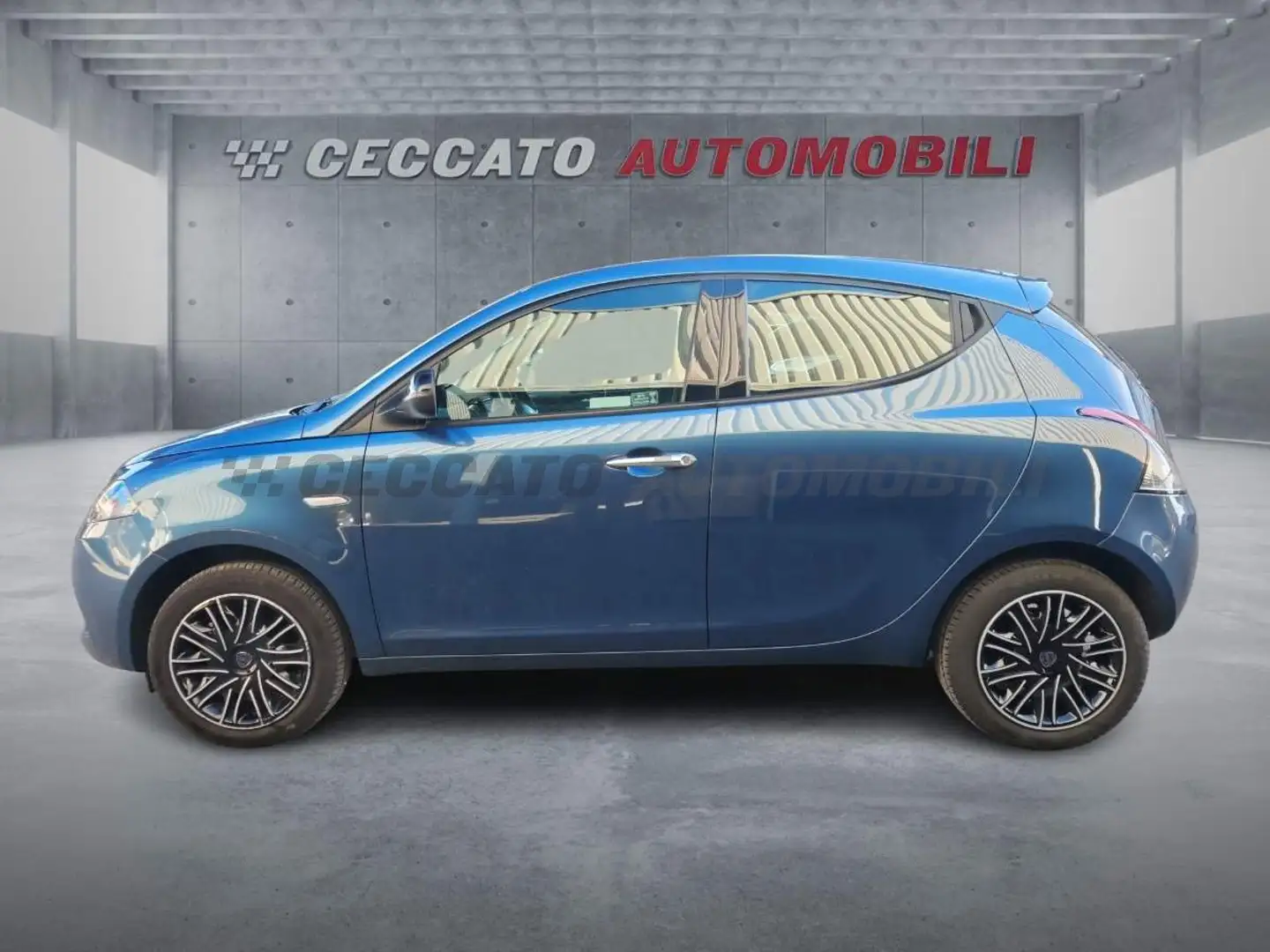 Lancia Ypsilon Ypsilon 1.0 firefly hybrid Gold s&s 70cv 5p.ti Blau - 2