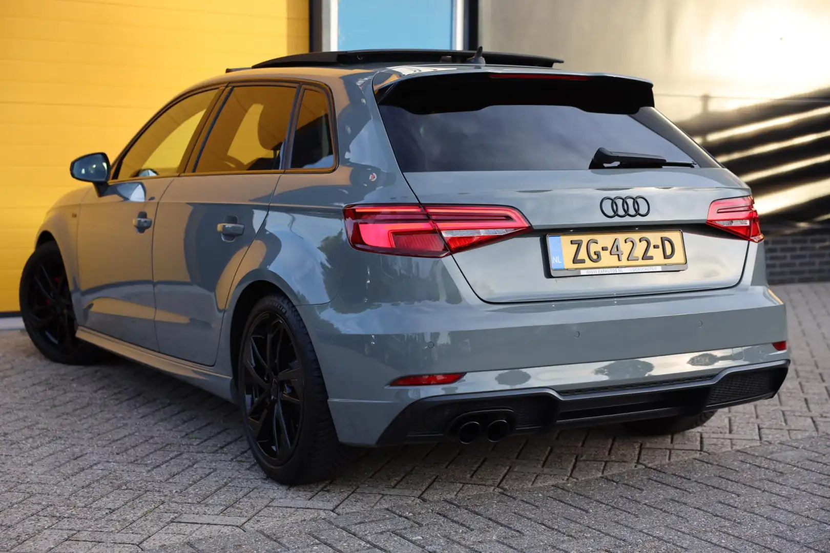 Audi A3 Sportback 35 TFSI 3 x S Line / Aut / NAP / Navi / Gris - 2