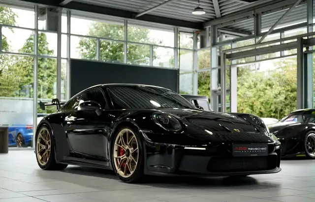 Porsche 911 view 5