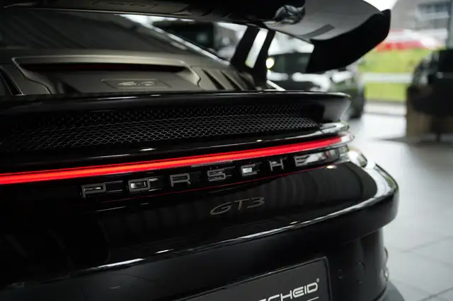 Porsche 911 view 11