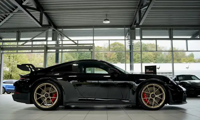 Porsche 911 view 6