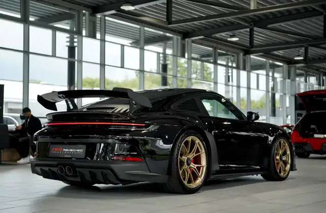 Porsche 911 view 7