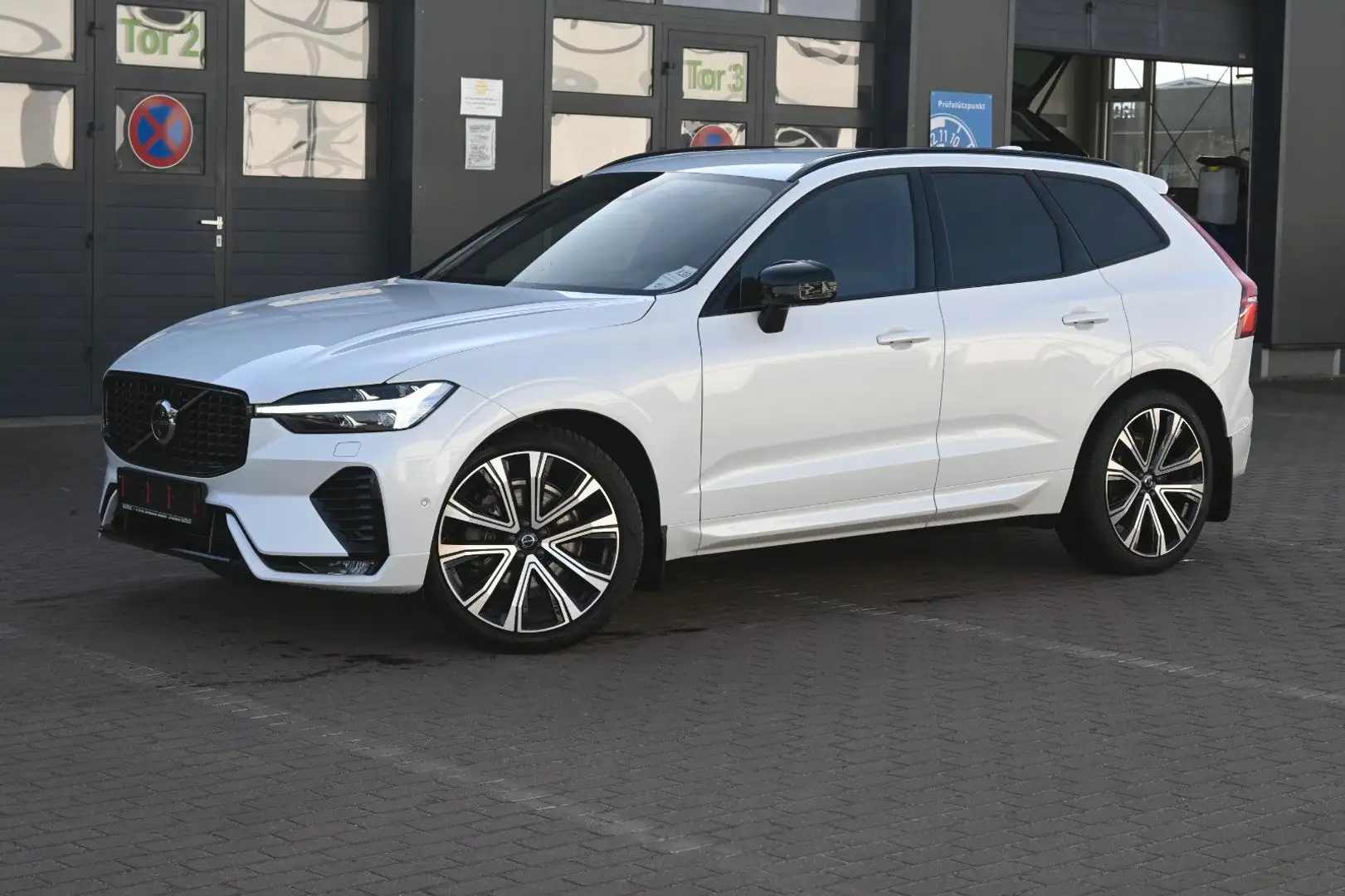 Volvo XC60 B5D AWD R-Design*LUFT*360*H&K*STHZ*HUD*QI Weiß - 1