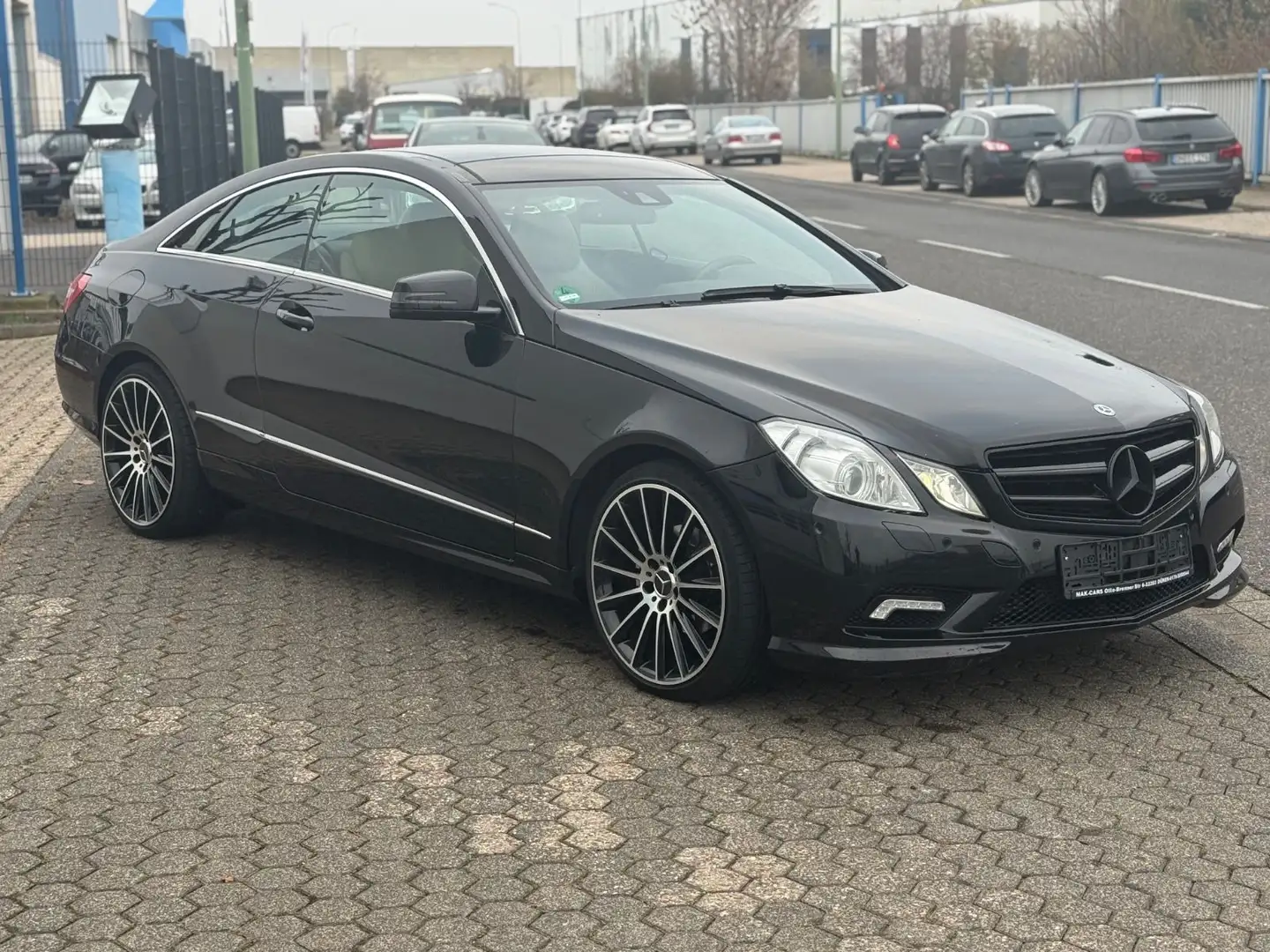 Mercedes-Benz E 200 E Coupe E 200 CGI BlueEfficiency Schwarz - 2