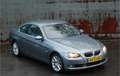 BMW 330 330i E92 Coupé / High Exe / Aut / Navi / Org. NL Grau - thumbnail 2