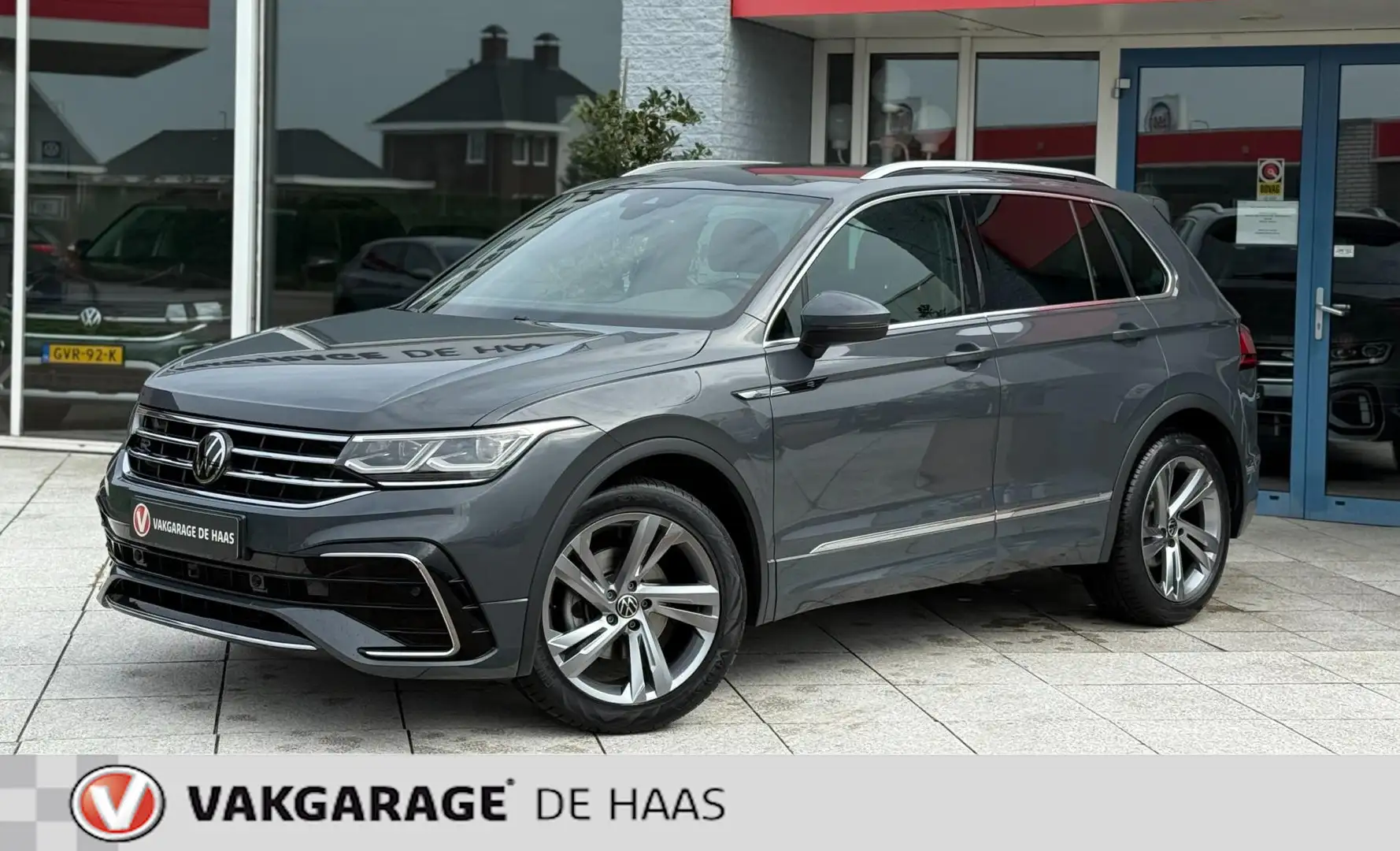 Volkswagen Tiguan 1.5 TSI R-Line Business+ Grijs - 1