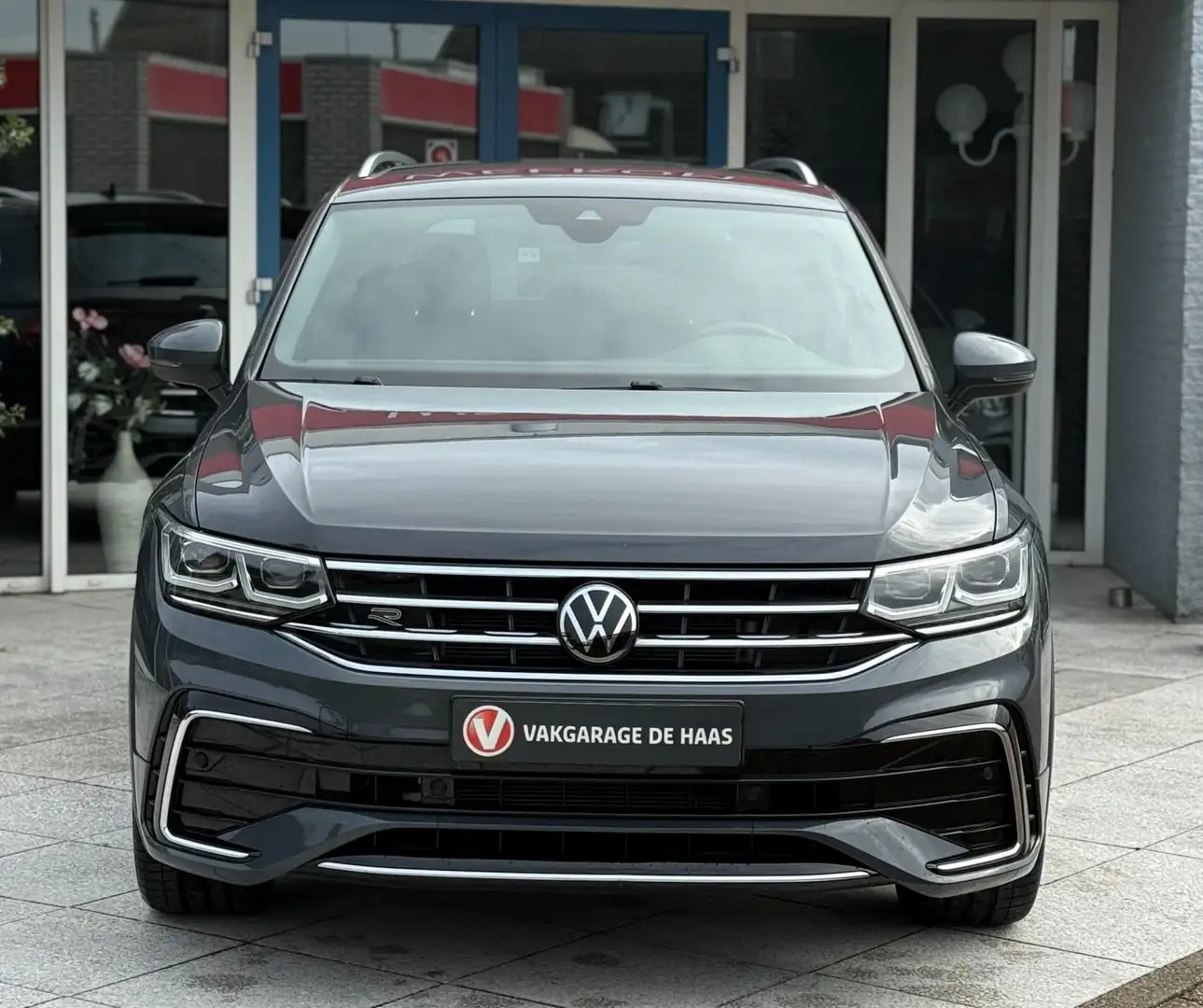 Volkswagen Tiguan 1.5 TSI R-Line Business+ Grijs - 2