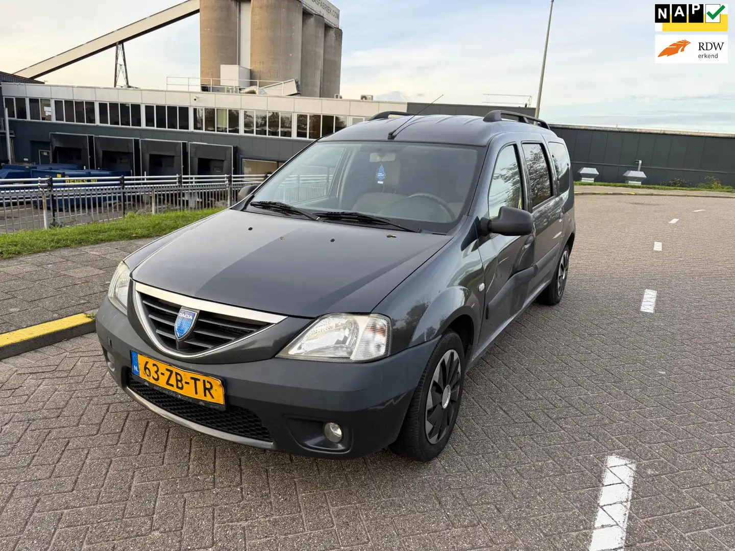 Dacia Logan MCV 1.6-16V Lauréate 7p. Grau - 1