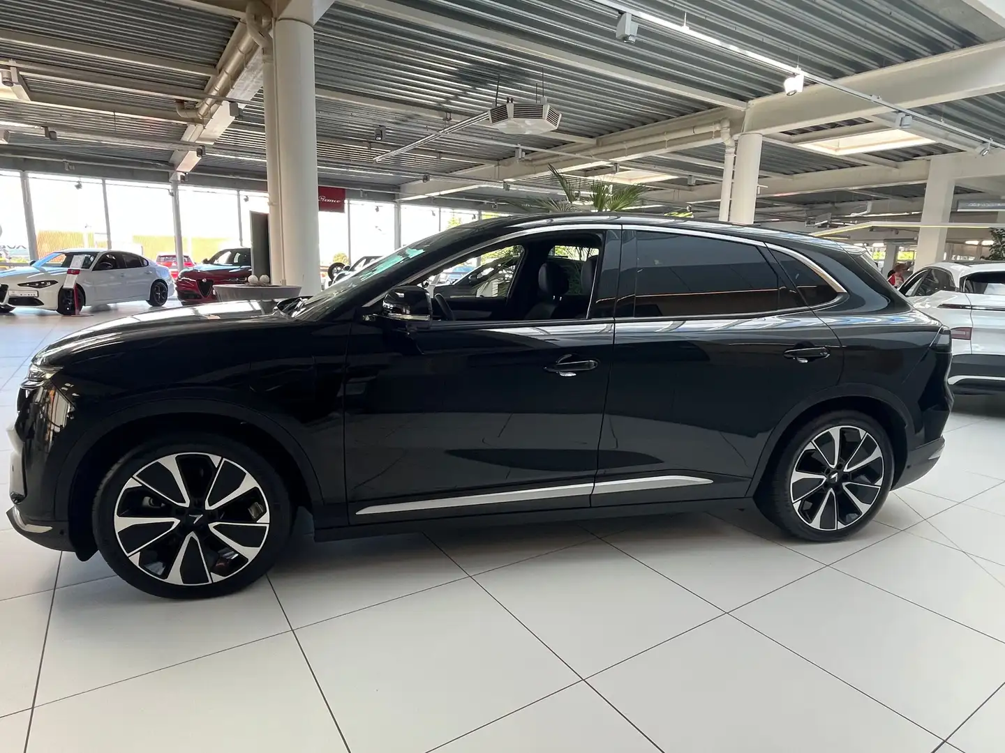 VinFast VF 8 VF8 300 kW AWD Plus Sofort verfügbar Schwarz - 2