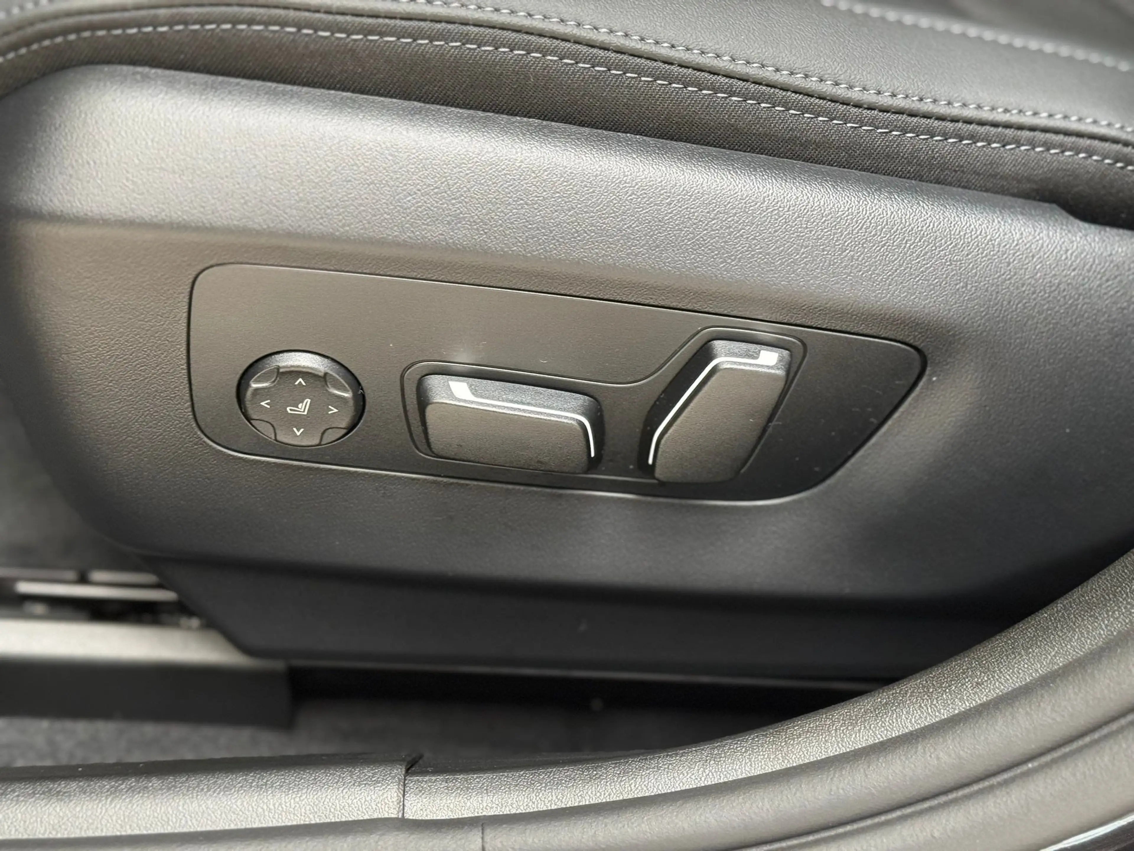 BMW i5 eDrive40 M Sport+HUD+PANO+AHK+NAVI+SHZ+uvm. — photo 6