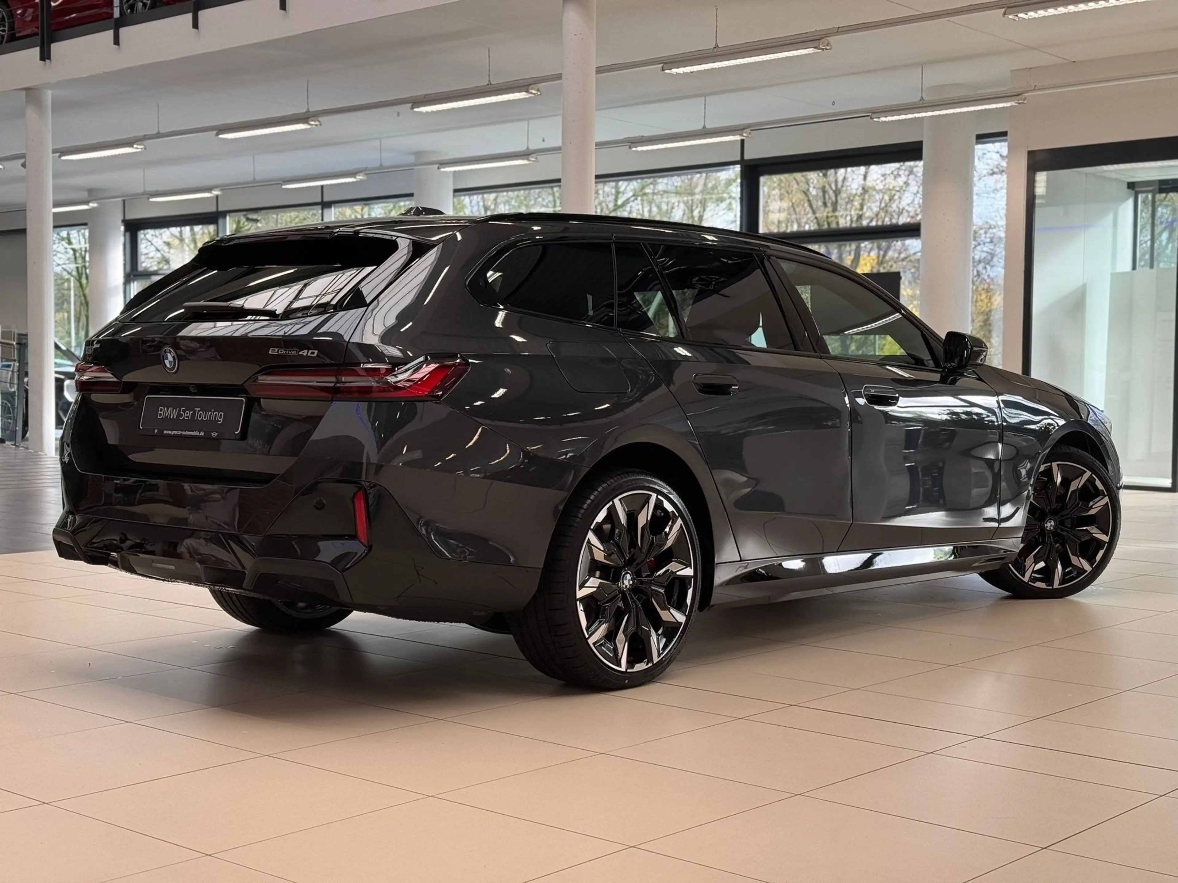 BMW i5 eDrive40 M Sport+HUD+PANO+AHK+NAVI+SHZ+uvm. — photo 3