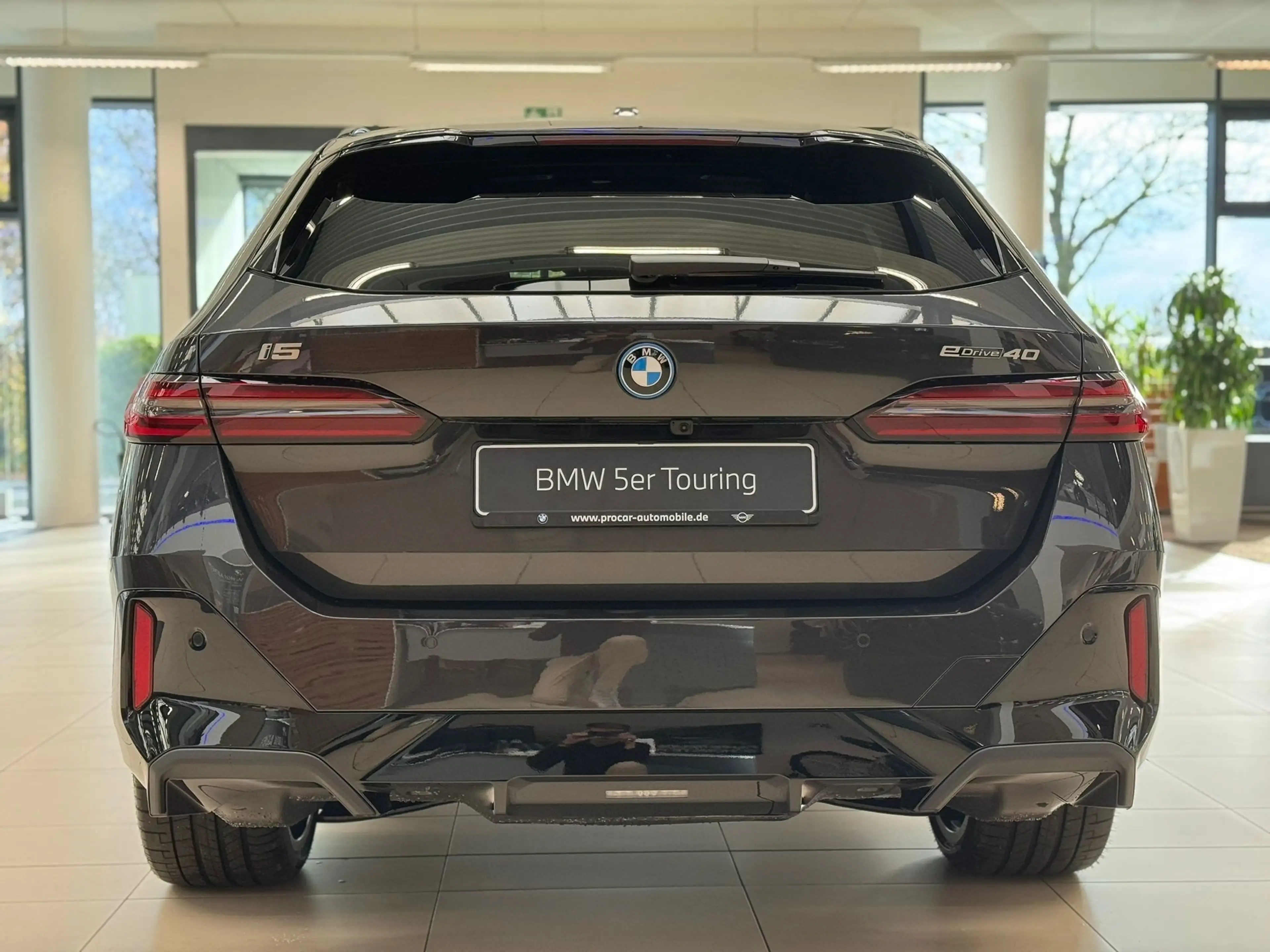 BMW i5 eDrive40 M Sport+HUD+PANO+AHK+NAVI+SHZ+uvm. — photo 4