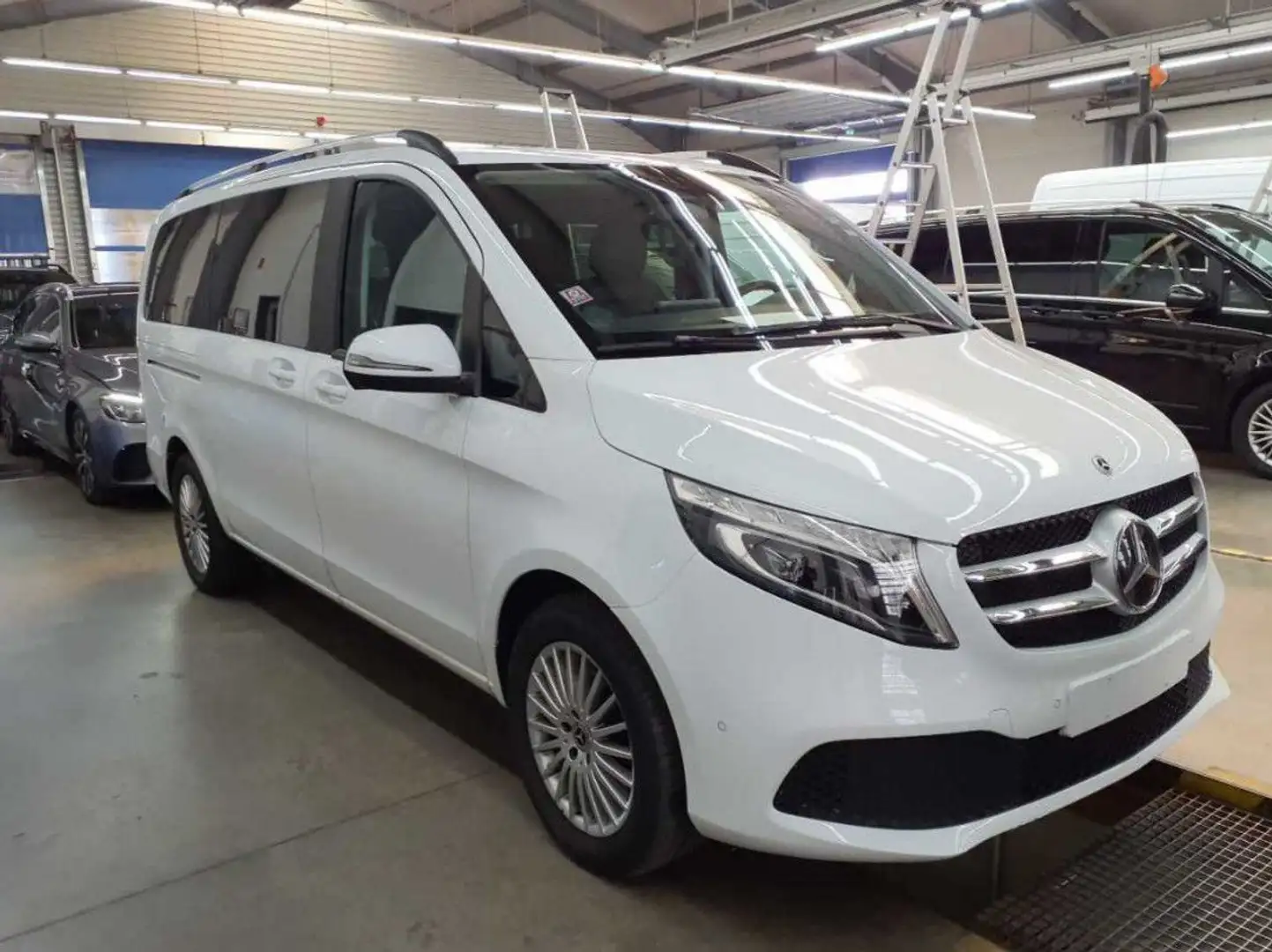 Mercedes-Benz V 220 4MATIC lang Edition*AIRMATIC*LEDER*2 SCHIE Weiß - 2