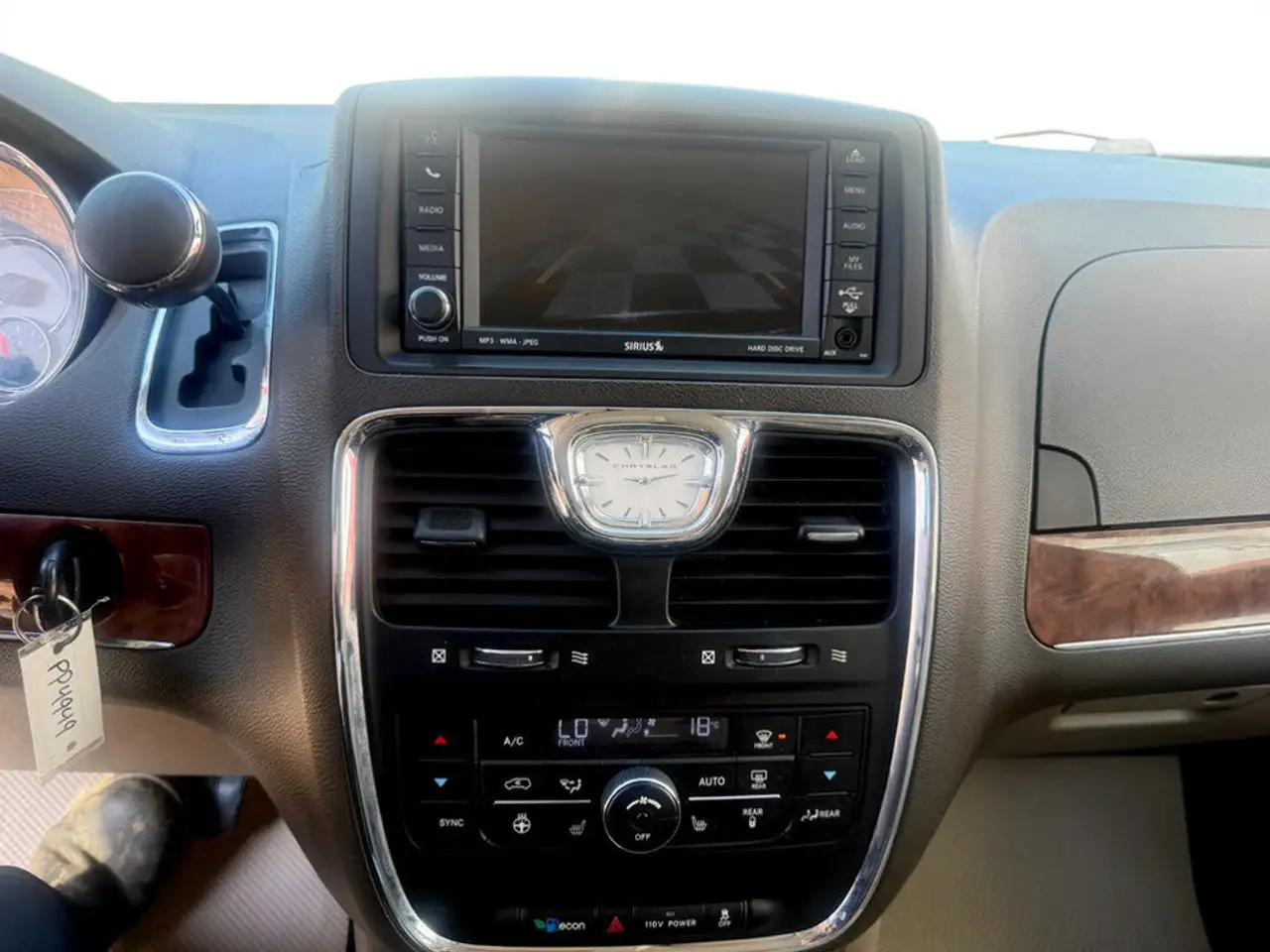 Chrysler Town & Country photo Chrysler Town & Country