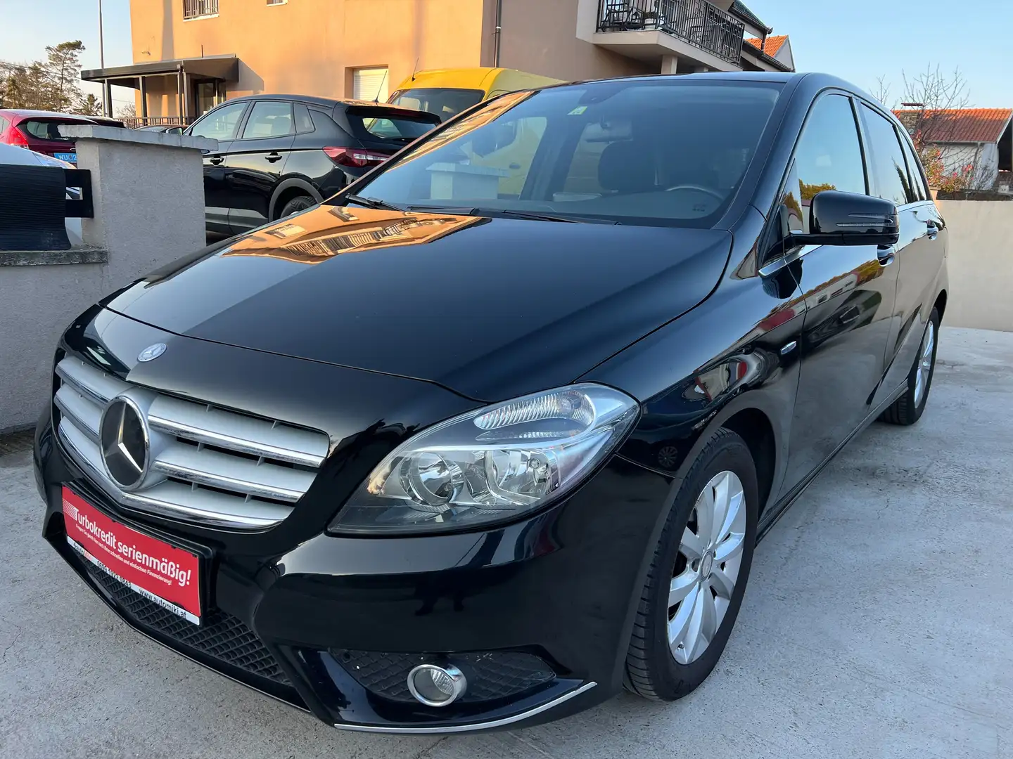 Mercedes-Benz B 180 1,6 Benzin Schwarz - 1