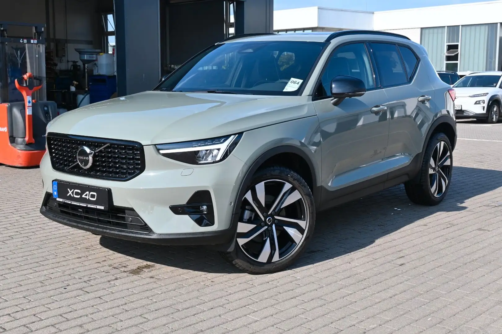 Volvo XC40 B4 DKG Plus Dark*FSHZG*360°*ACC* Grün - 1