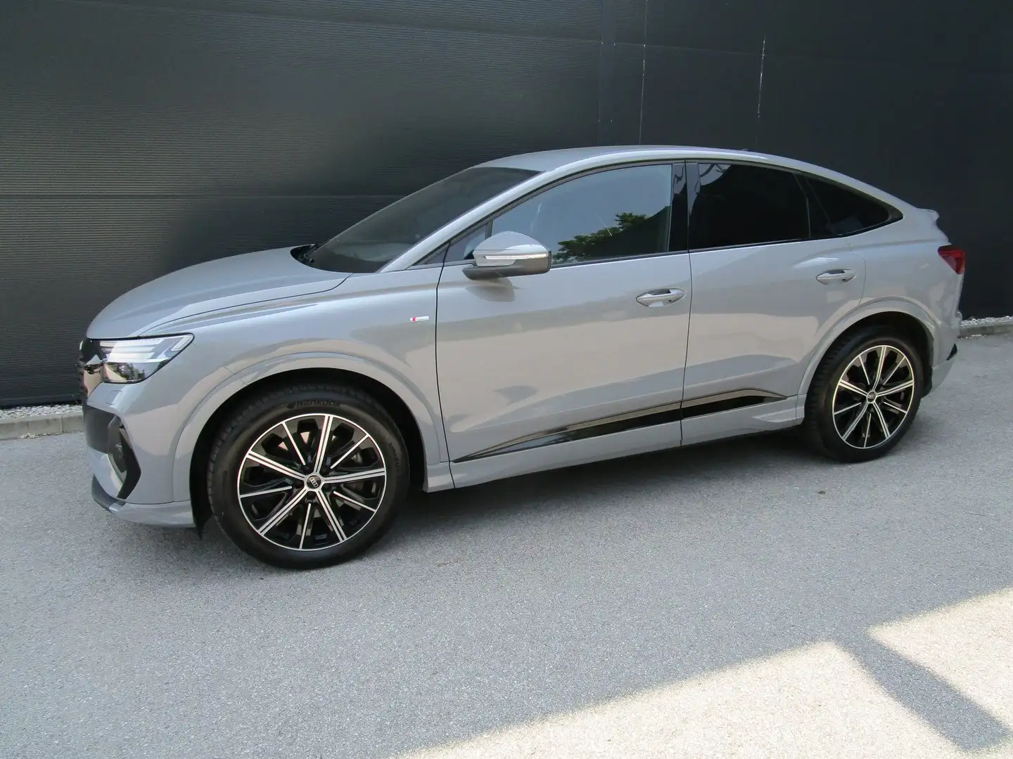 Audi Q4 e-tron Audi Q4 Sportback 55 e-tron quattro business Grau - 2