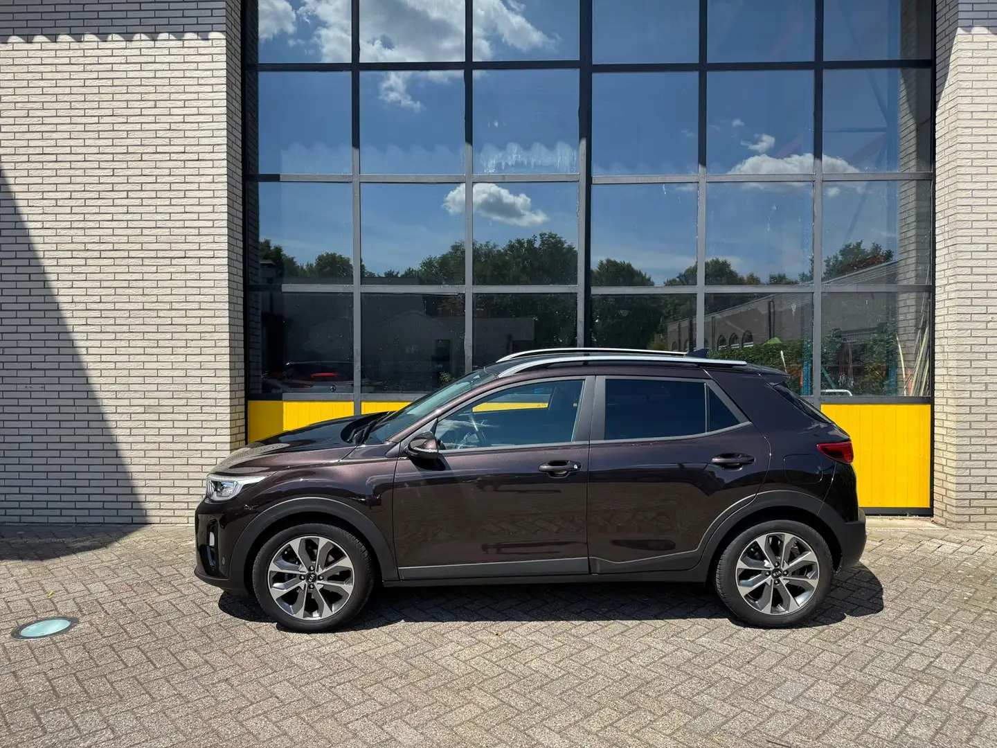 Kia Stonic 100pk Navi, Camera & 4 seizoenen banden Bruin - 2