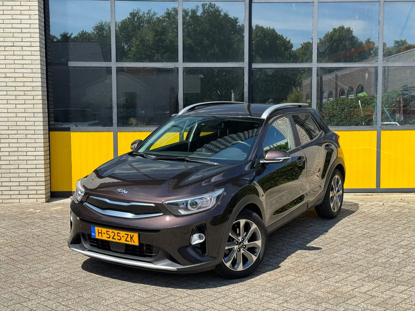 Kia Stonic 100pk Navi, Camera & 4 seizoenen banden Bruin - 1