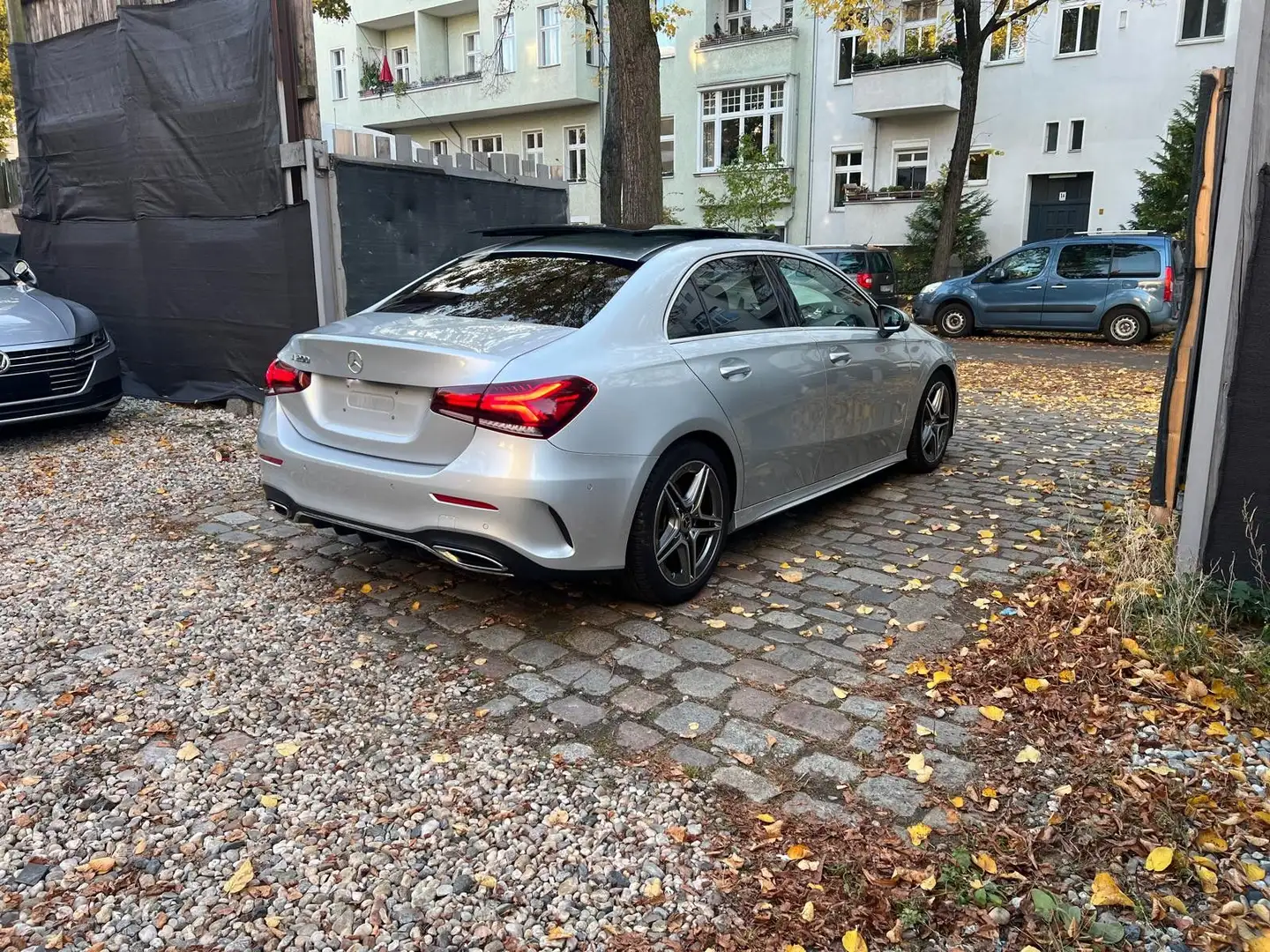 Mercedes-Benz A 200 AMG-Line Lim. Automatik, Pano., Leder Argent - 2