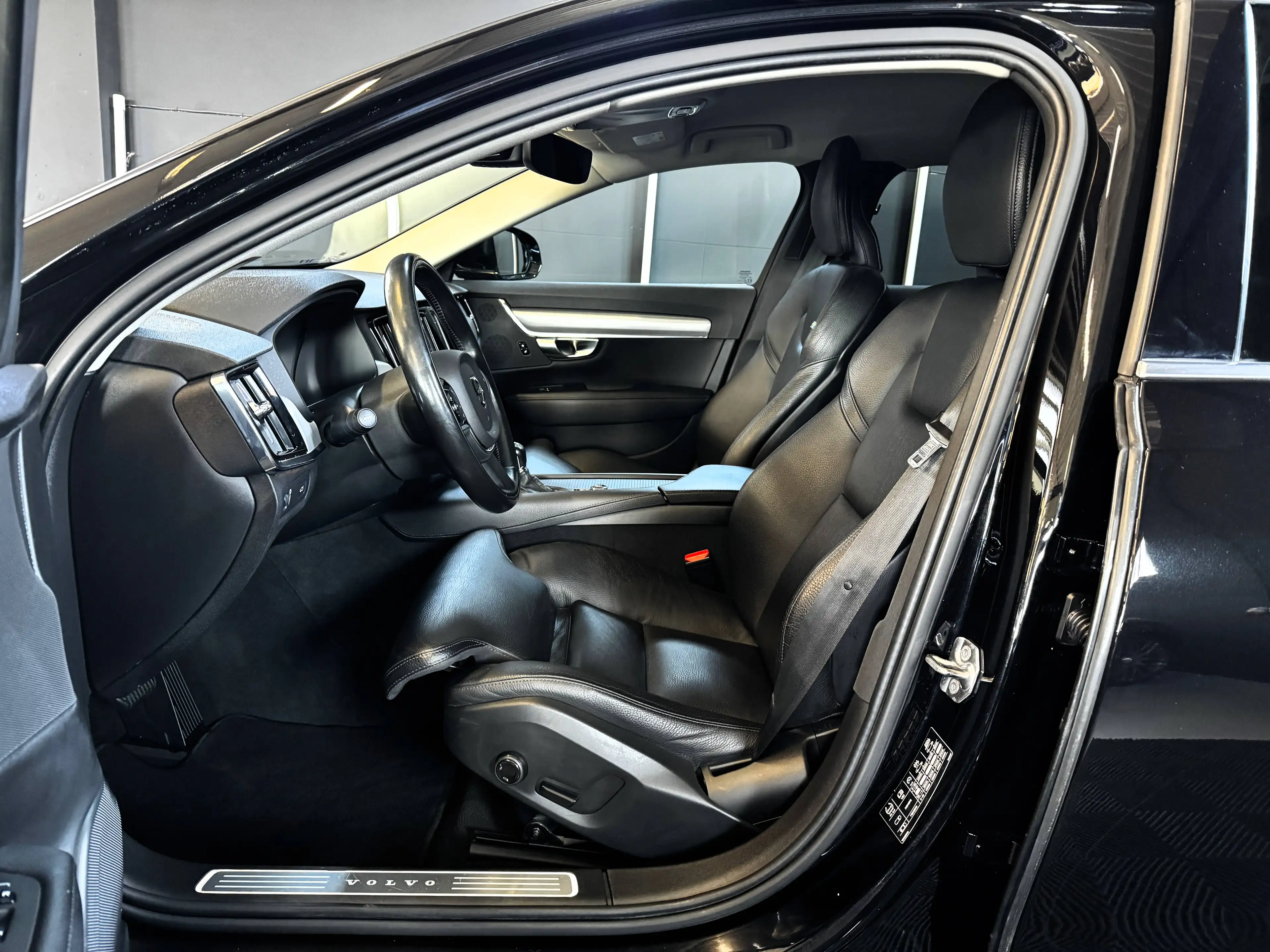 Volvo V90 D4 Momentum Pro 1.Besitz/Leder/Kamera/Led/4xSitzheizung/Navi — photo 14