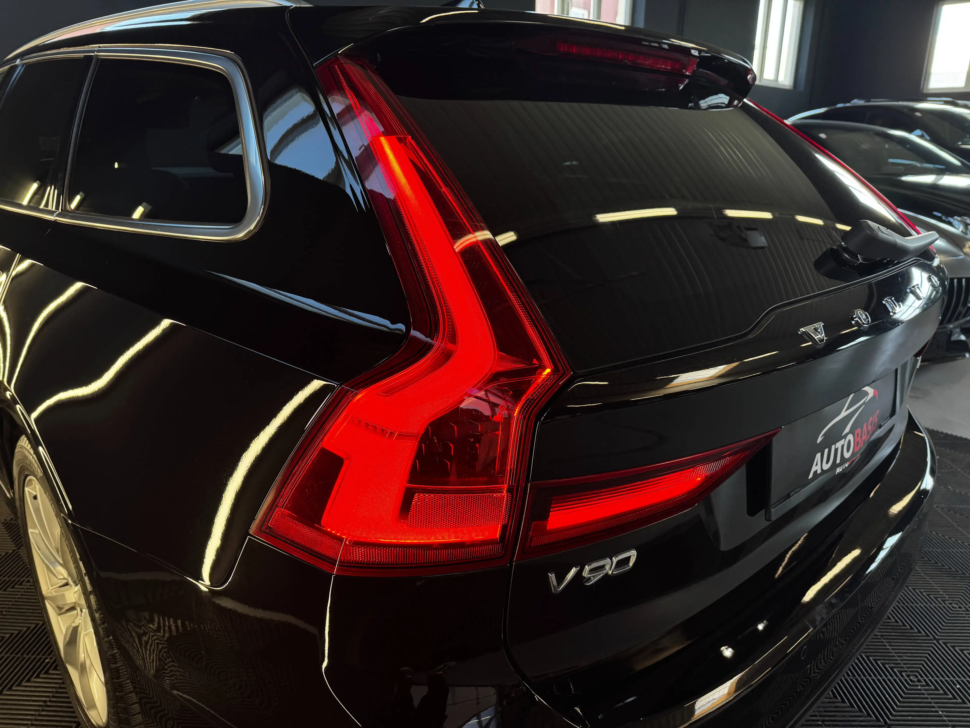 Volvo V90 D4 Momentum Pro 1.Besitz/Leder/Kamera/Led/4xSitzheizung/Navi — photo 12