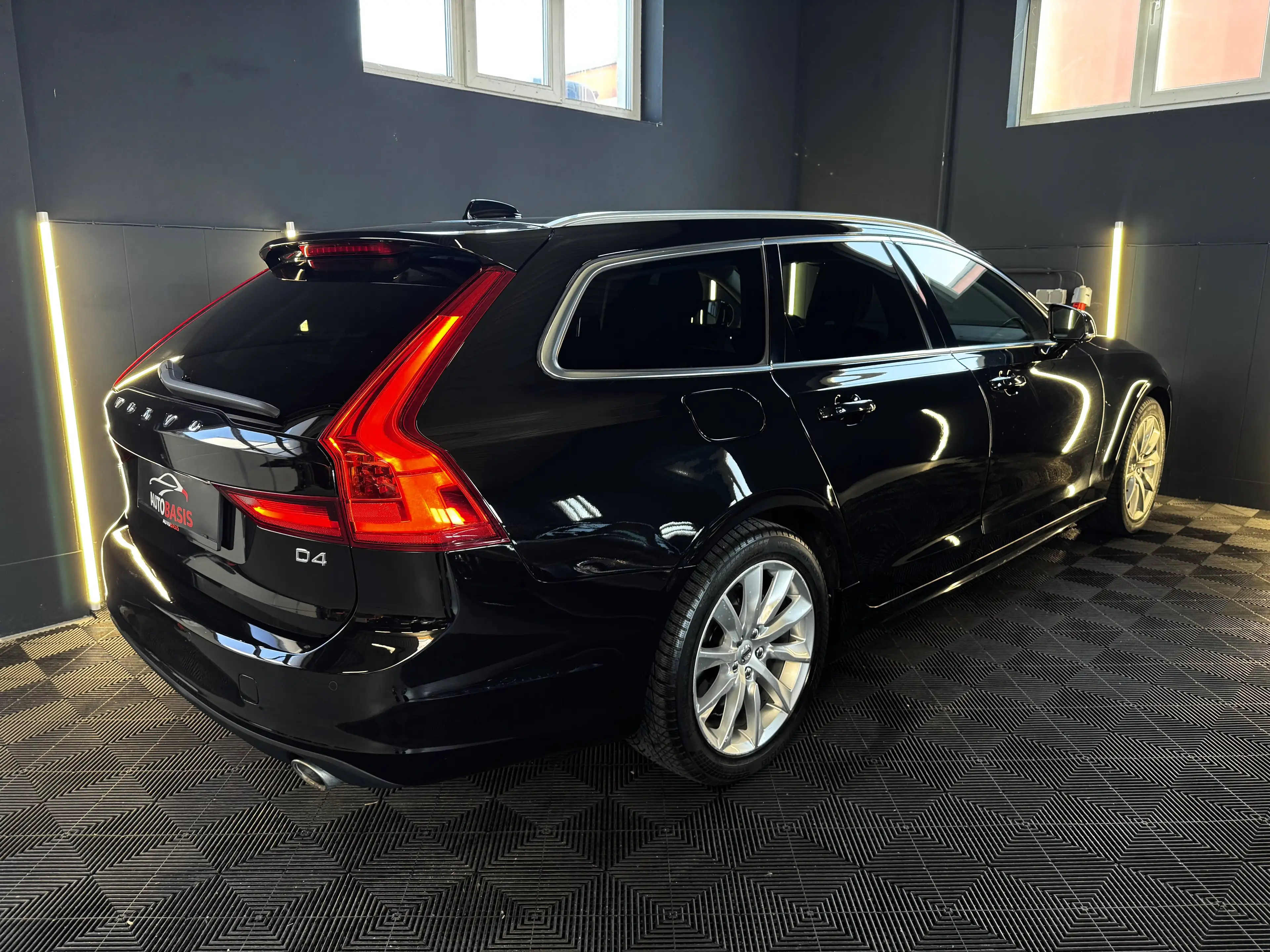 Volvo V90 D4 Momentum Pro 1.Besitz/Leder/Kamera/Led/4xSitzheizung/Navi — photo 9