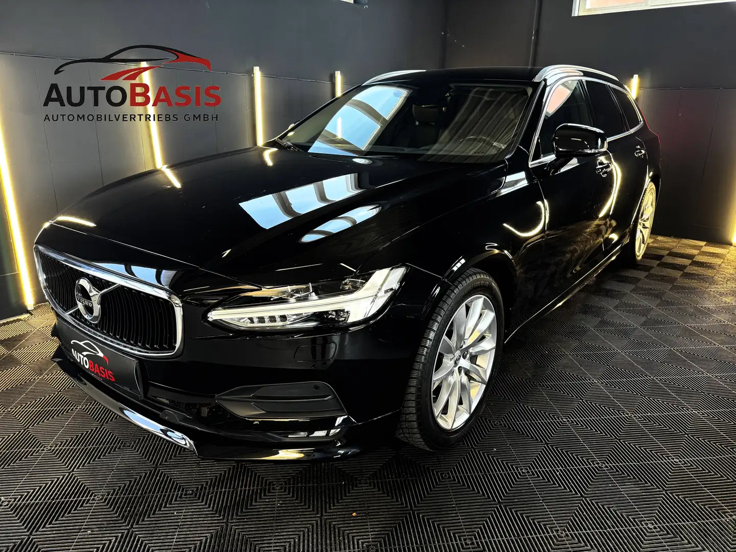 Volvo V90 D4 Momentum Pro 1.Besitz/Leder/Kamera/Led/4xSitzheizung/Navi Schwarz - 1