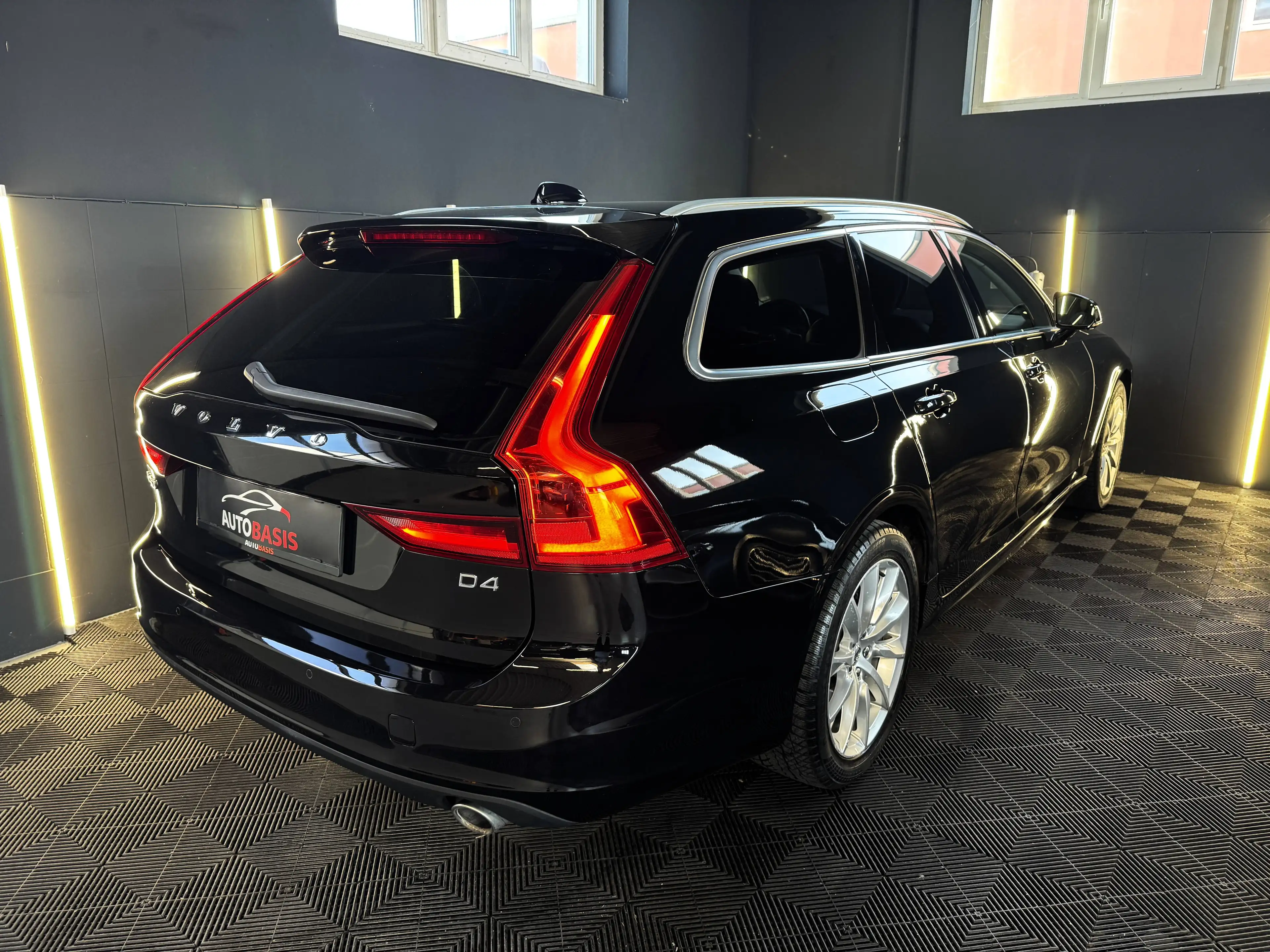 Volvo V90 D4 Momentum Pro 1.Besitz/Leder/Kamera/Led/4xSitzheizung/Navi — photo 8