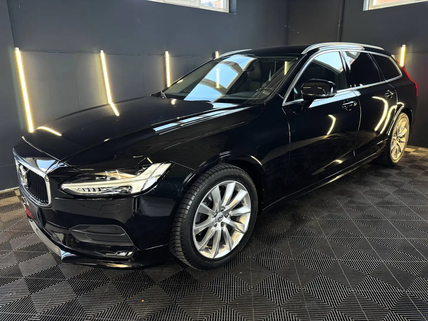 Volvo V90 D4 Momentum Pro 1.Besitz/Leder/Kamera/Led/4xSitzheizung/Navi Schwarz - 2