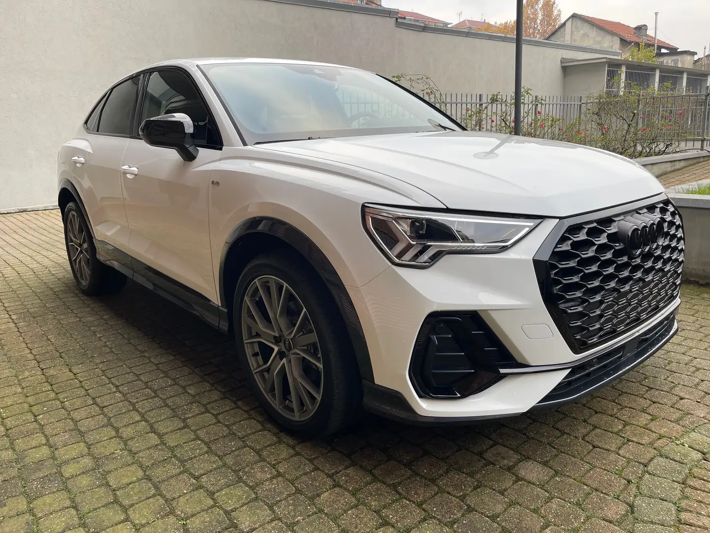 Audi Q3 Sportback 35 2.0 tdi Identity Black s-tronic Wit - 1