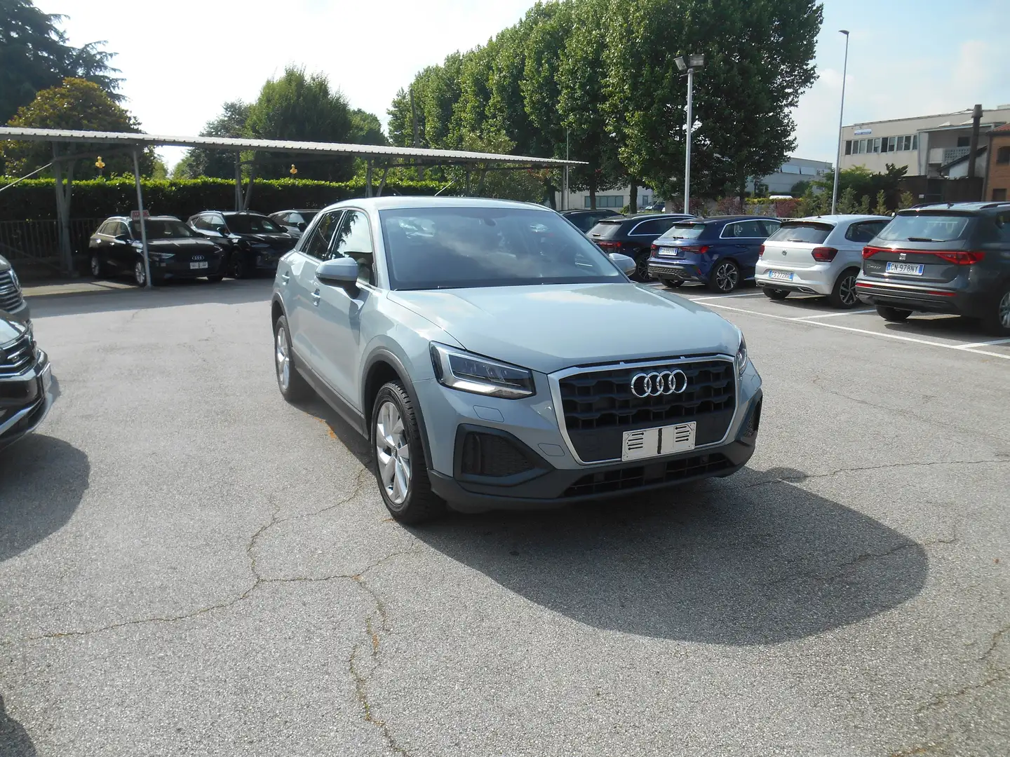 Audi Q2 30 2.0 tdi Admired Advanced Grijs - 2