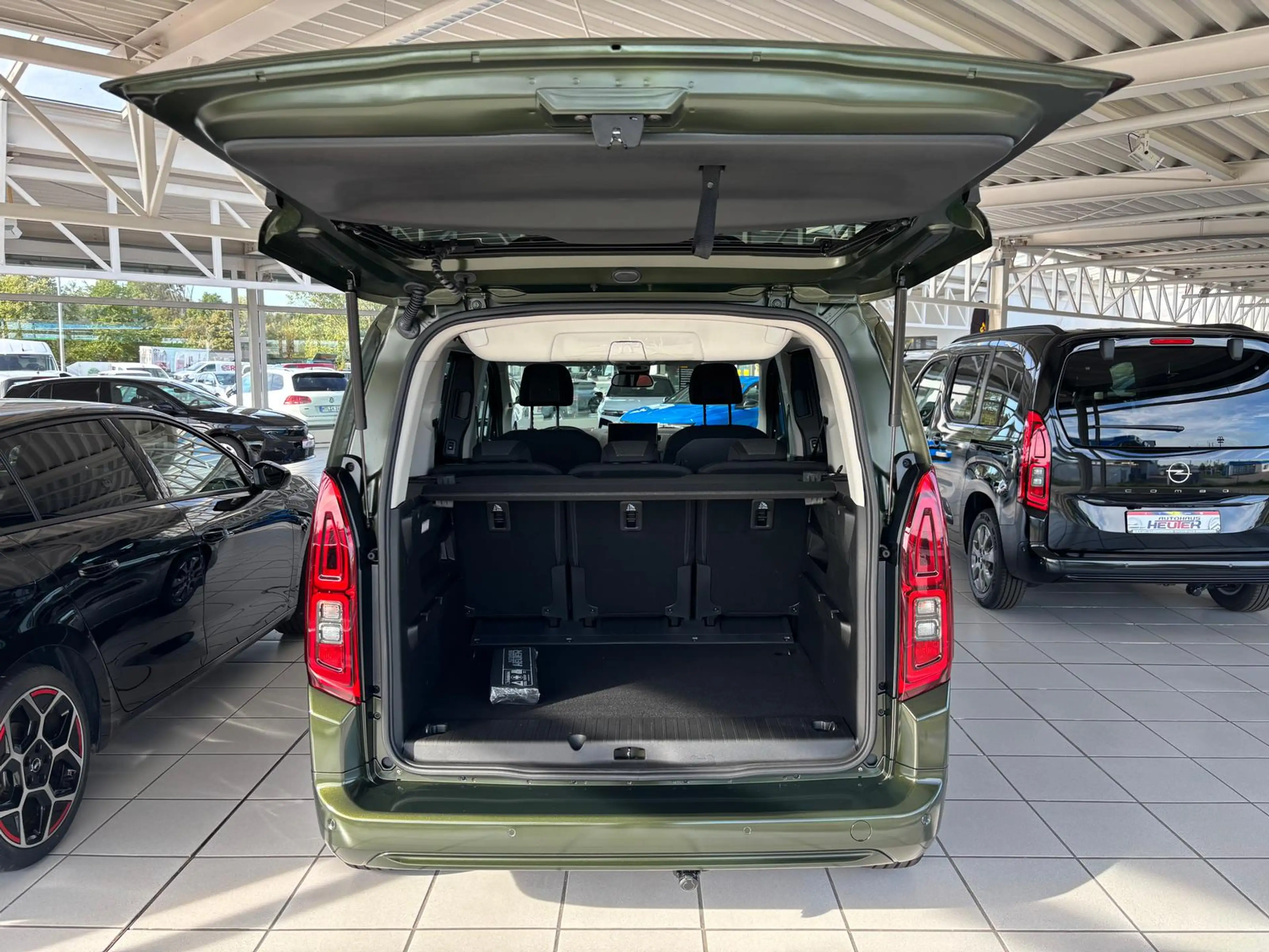 Opel Combo Life E GS — photo 11