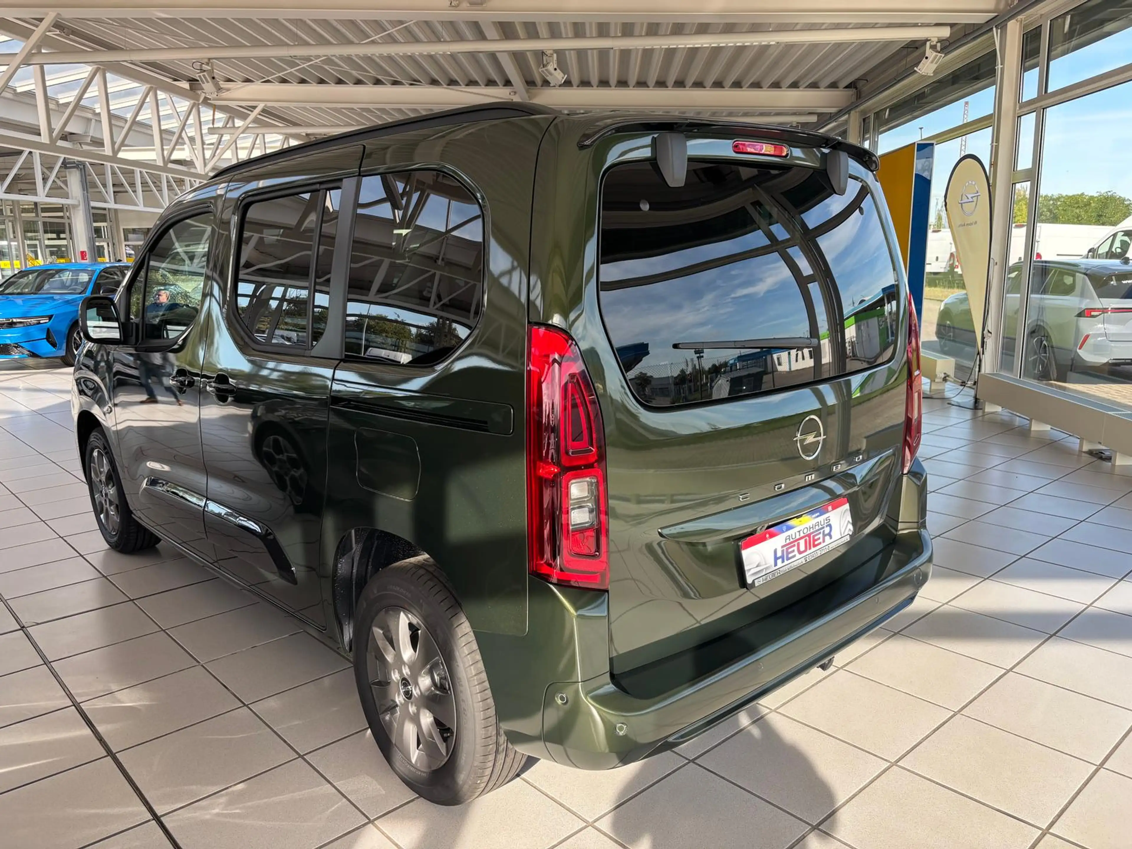 Opel Combo Life E GS — photo 4
