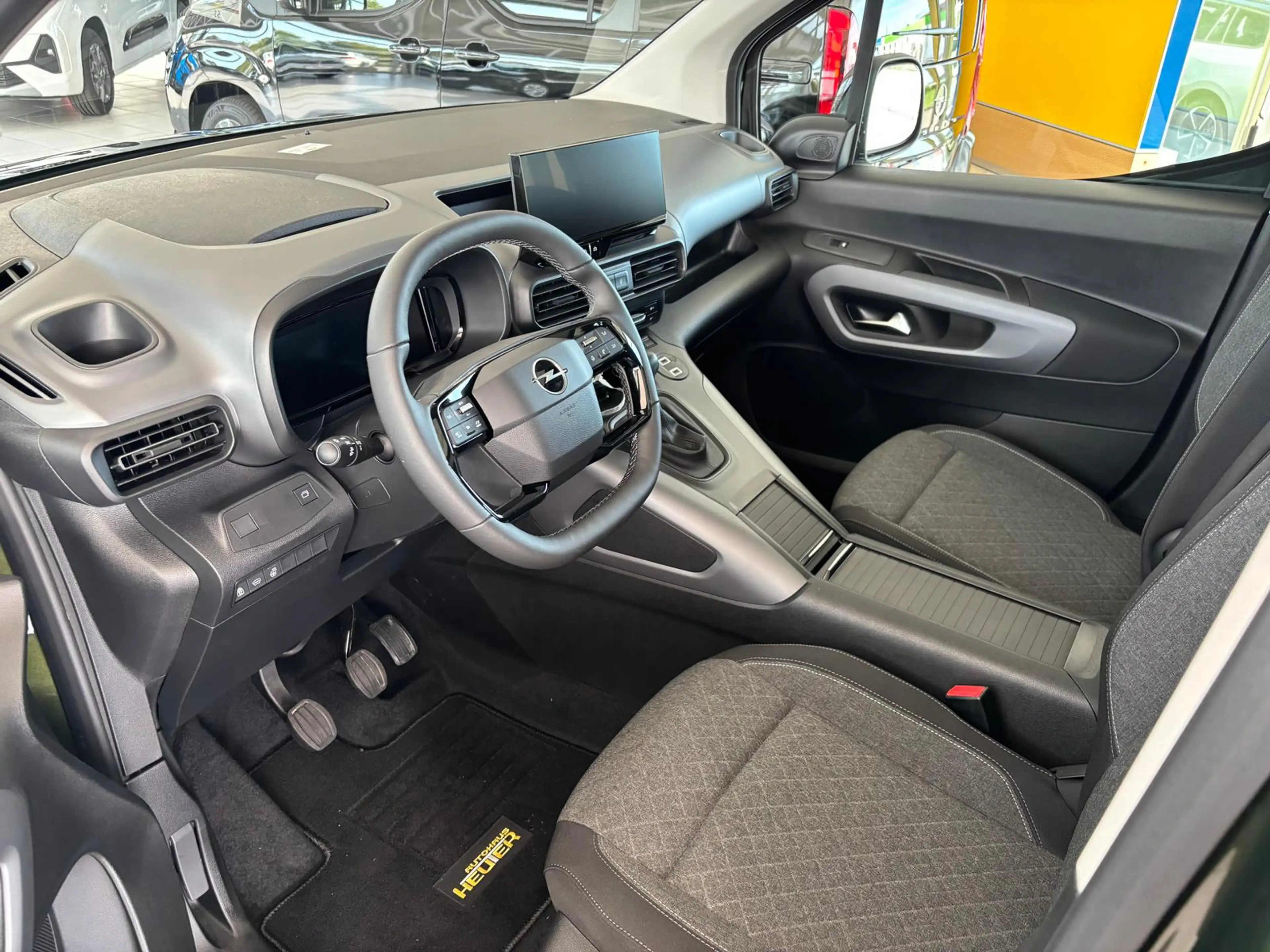 Opel Combo Life E GS — photo 7